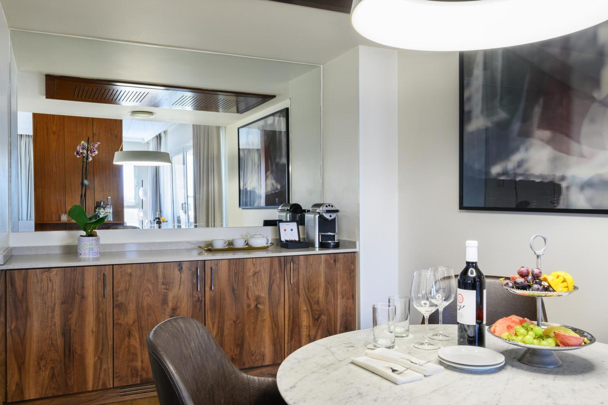 Nevo By Isrotel Collection Én-Bokek Kültér fotó Kitchenette in a suite at the Hotel