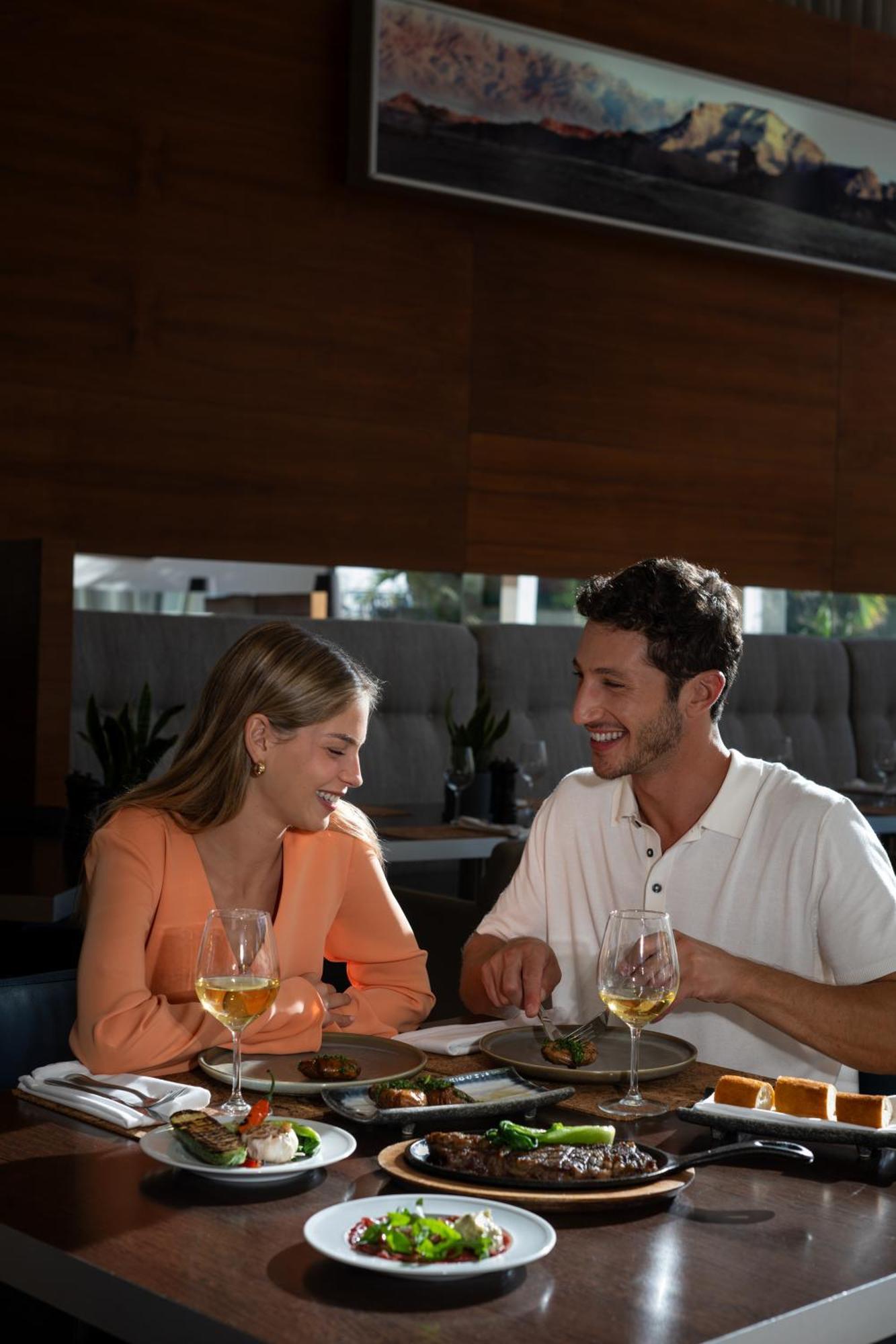 Nevo By Isrotel Collection Én-Bokek Kültér fotó A couple drinking beer