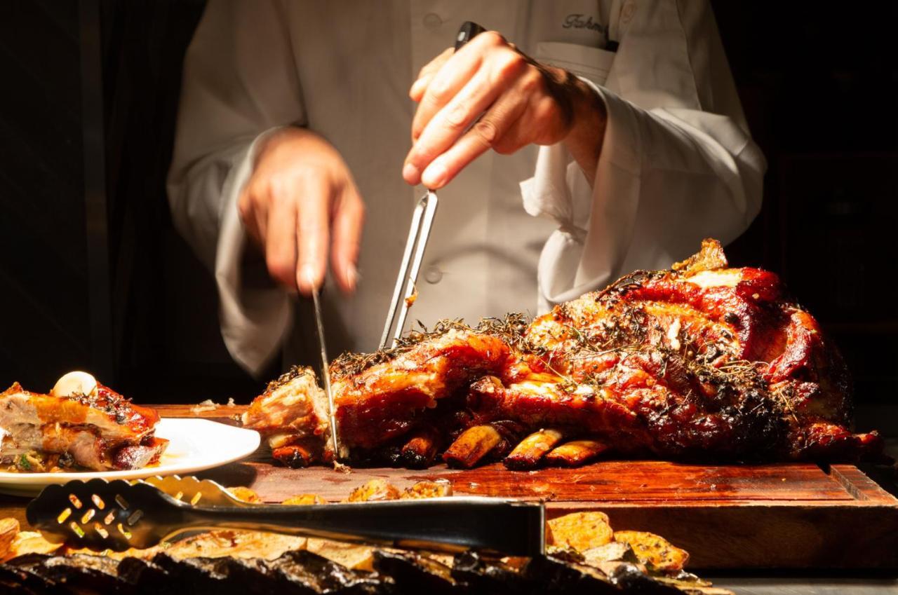 Nevo By Isrotel Collection Én-Bokek Kültér fotó A chef carving a roast